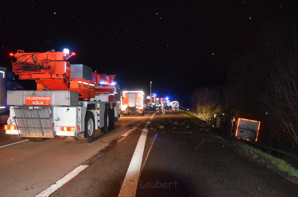 VU LKW umgestuerzt A 3 Rich Frankfurt AS Koenigsforst P153.JPG - Miklos Laubert